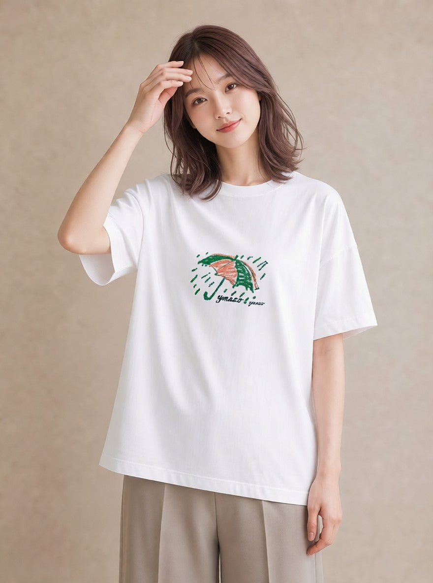 プリントTシャツ レディース 傘 水たまり 雨 ナチュラル アンティーク イラスト きれいめカジュアル 公園 ママ 白T YMAZO
