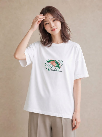 プリントTシャツ レディース 傘 水たまり 雨 ナチュラル アンティーク イラスト きれいめカジュアル 公園 ママ 白T YMAZO