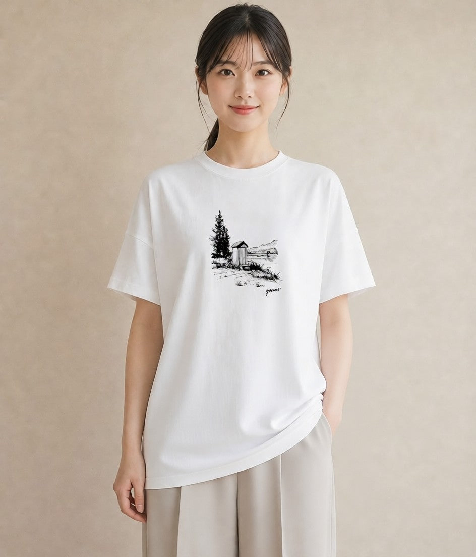 グラフィックTシャツ レディース 湖畔の小屋 湖 小屋 ナチュラル アンティーク イラスト 手描き風 秋コーデ おしゃれギフト 白T YMAZO