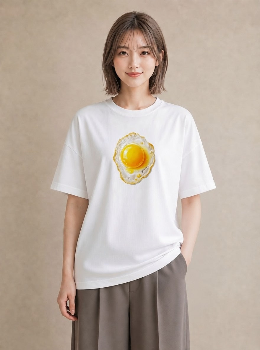 Tシャツ レディース 目玉焼き 食べ物 フード イラスト 線画 帰省 ラフ 白T YMAZO