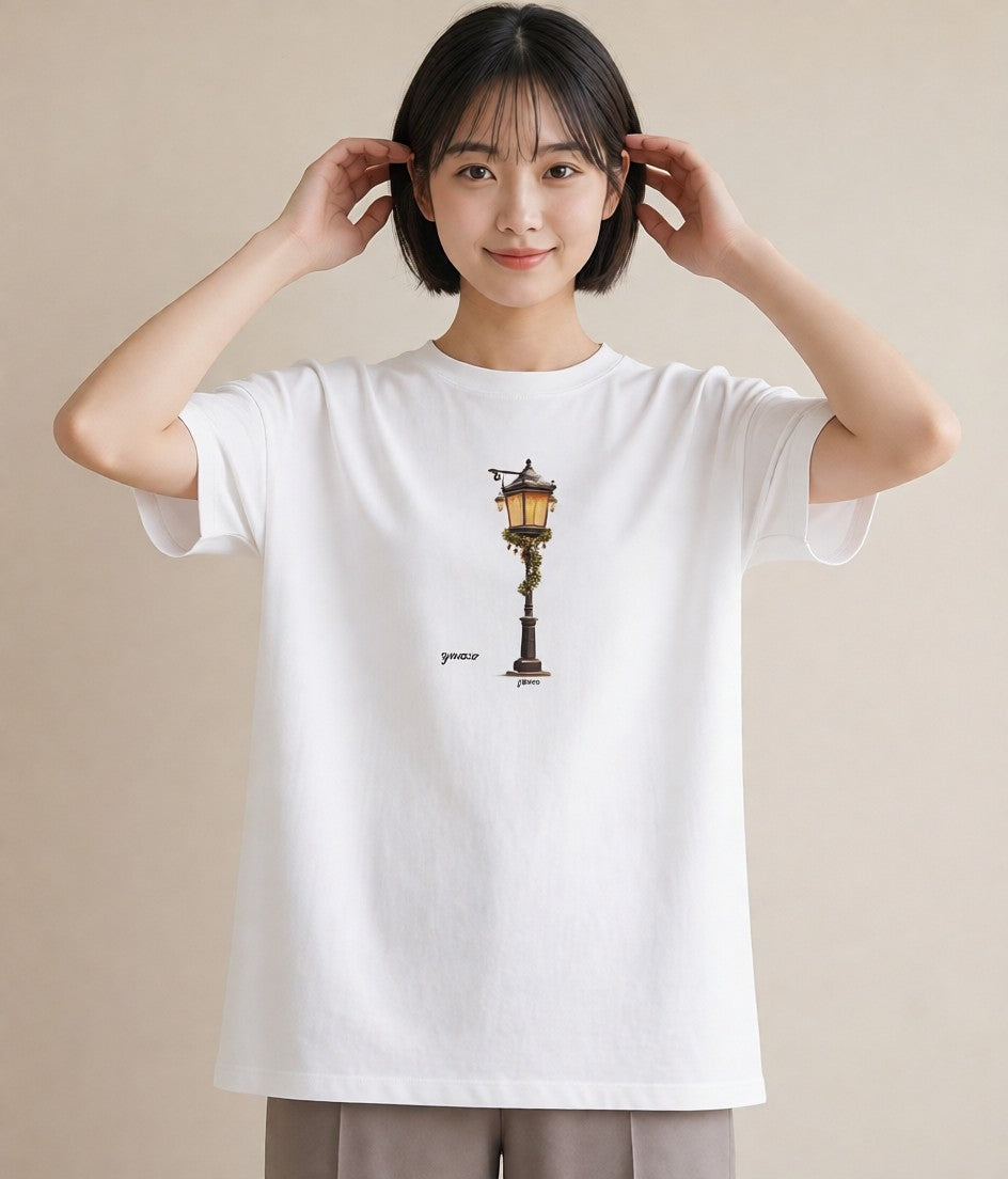 デザインTシャツ レディース 街灯 夜霧 夜 ナチュラル アンティーク イラスト ヴィンテージ風 部屋着 女性向けギフト 白T YMAZO