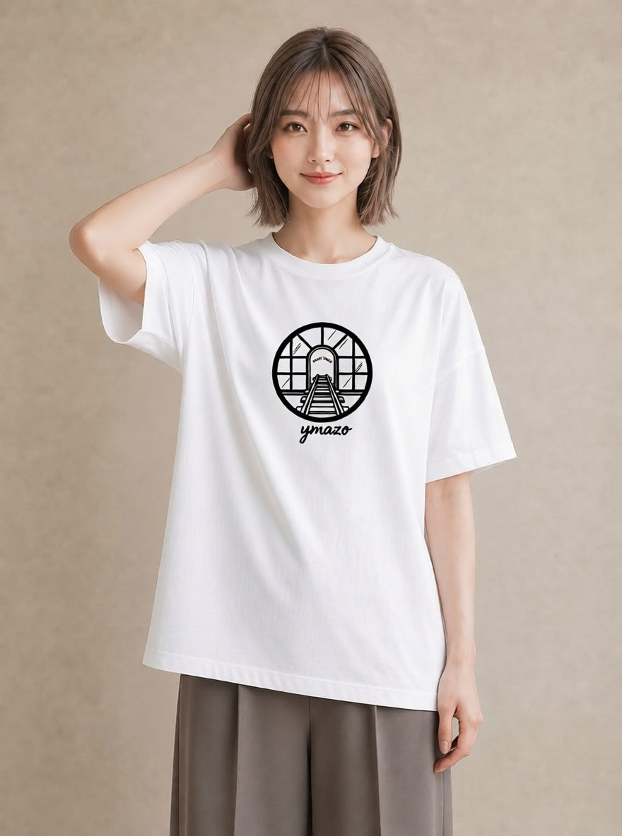 Tシャツ レディース 駅のホーム ローカル線 駅 ナチュラル アンティーク イラスト ゆるかわ 買い物 夏コーデ 白T YMAZO