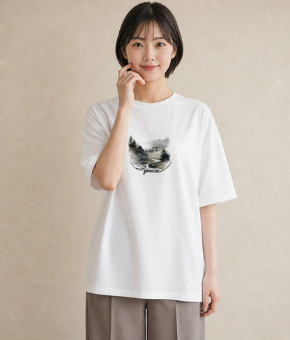 グラフィックTシャツ レディース 雨上がりの小道 雨上がり 小道 ナチュラル アンティーク イラスト ユニーク 部屋着 女性向けギフト 白T YMAZO