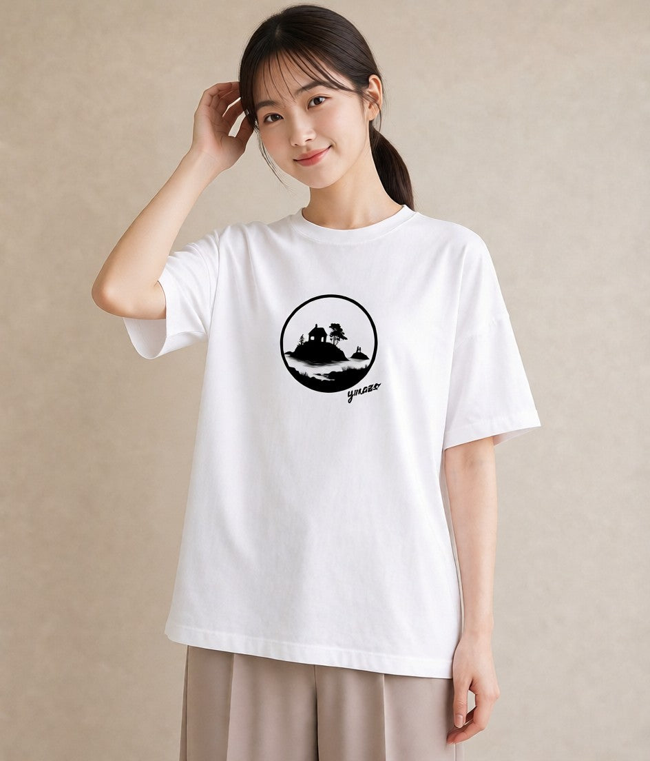 デザインTシャツ レディース 湖畔の小屋 湖 小屋 ナチュラル アンティーク イラスト モード 散歩 お出かけ 白T YMAZO