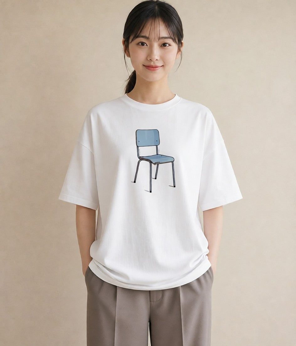 デザインTシャツ レディース 窓辺の椅子 窓辺 椅子 ナチュラル アンティーク イラスト レトロ デイリーウェア 休日 白T YMAZO