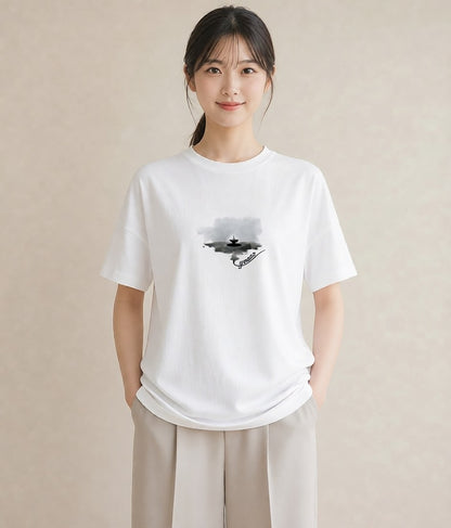 グラフィックTシャツ レディース 紙の船 水辺 ナチュラル アンティーク イラスト ニュアンス 秋コーデ おしゃれギフト 白T YMAZO