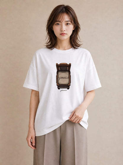 デザインTシャツ レディース 窓辺の椅子 窓辺 椅子 ナチュラル アンティーク イラスト ポップ 公園 ママ 白T YMAZO