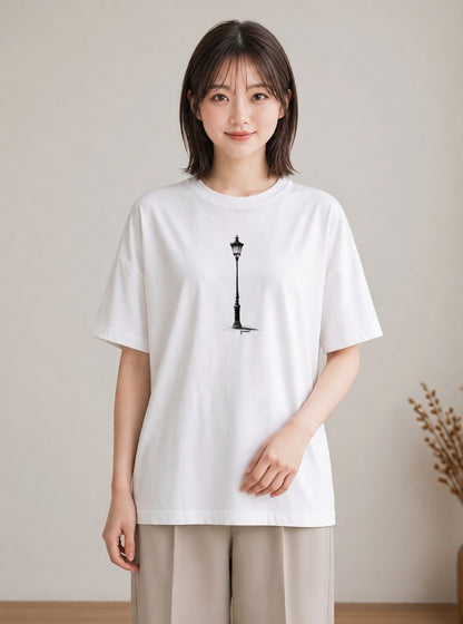 プリントTシャツ レディース 街灯 夜霧 夜 ナチュラル アンティーク イラスト ニュアンス 普段着 週末コーデ 白T YMAZO