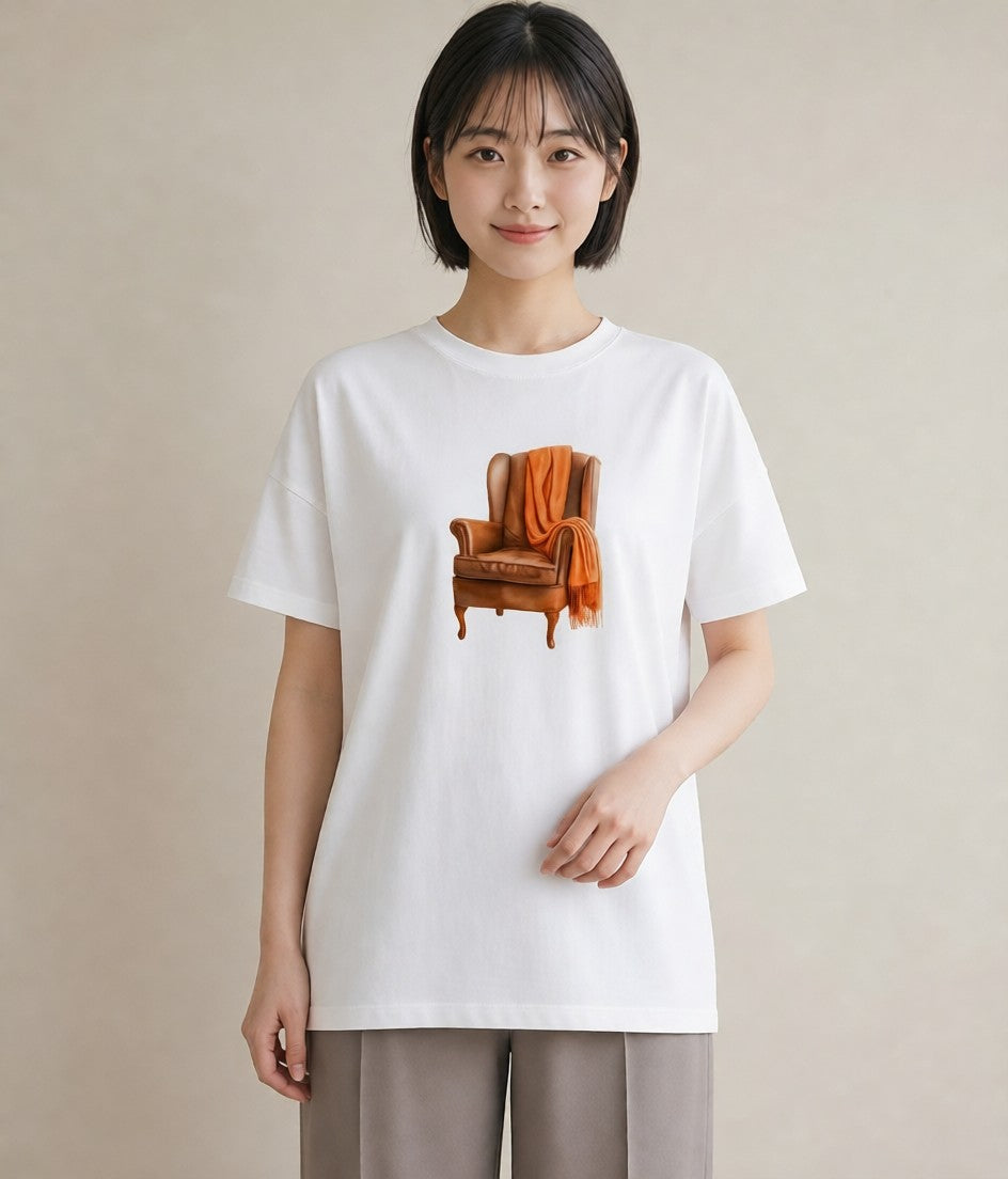 デザインTシャツ レディース 窓辺の椅子 窓辺 椅子 ナチュラル アンティーク イラスト 水彩風 普段着 週末コーデ 白T YMAZO