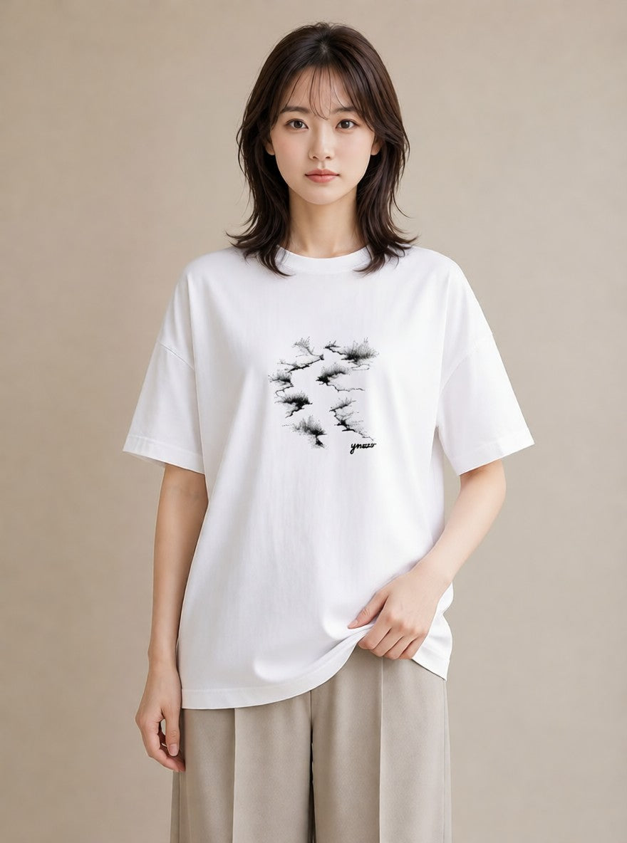 グラフィックTシャツ レディース 雨上がりの小道 雨上がり 小道 ナチュラル アンティーク イラスト 韓国風 休日 ペアコーデ 白T YMAZO