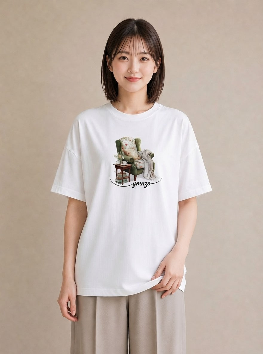 半袖Tシャツ レディース 窓辺の椅子 窓辺 椅子 ナチュラル アンティーク イラスト ニュアンス 旅行用 海 白T YMAZO