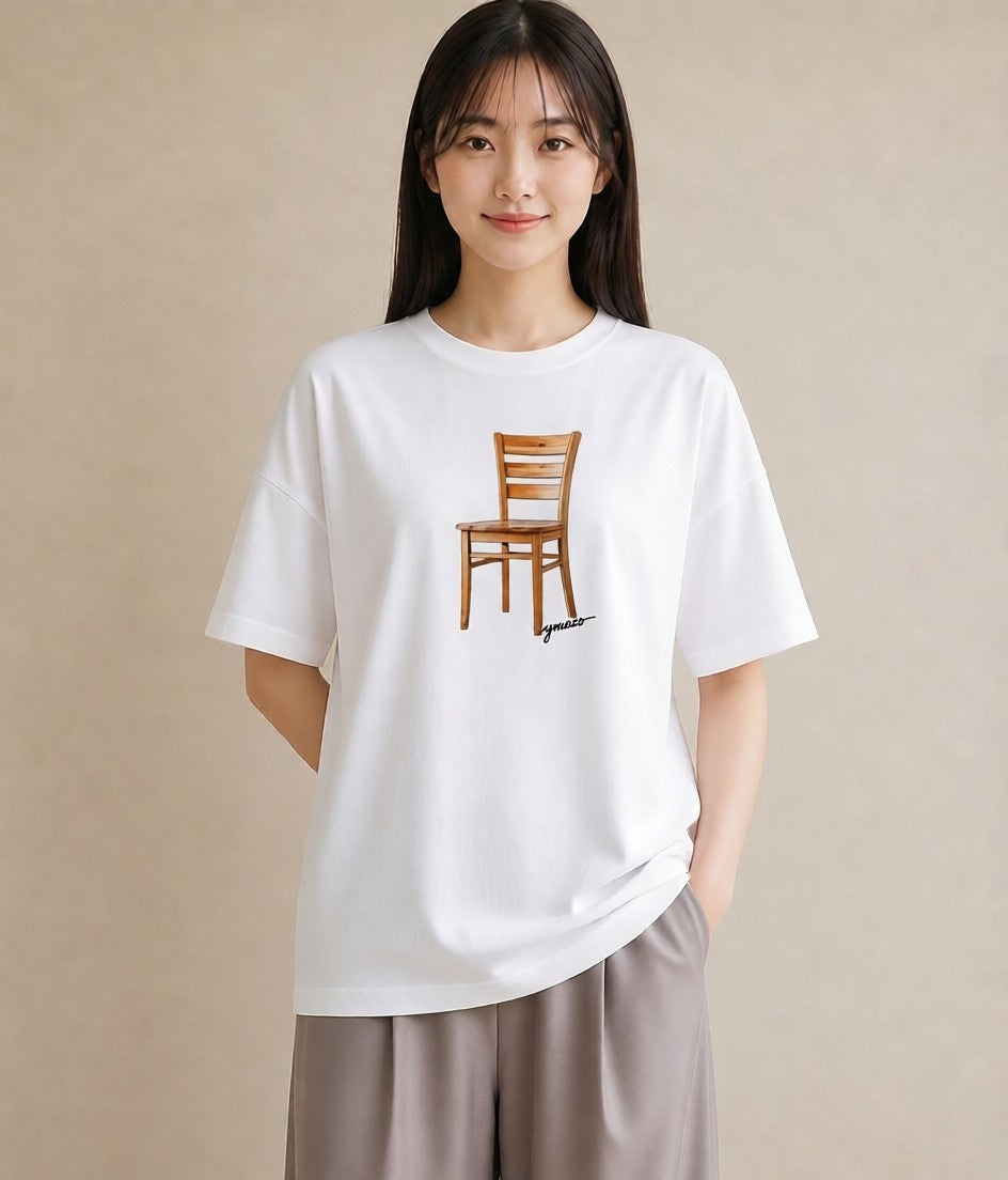 半袖Tシャツ レディース 窓辺の椅子 窓辺 椅子 ナチュラル アンティーク イラスト きれいめ 休日 ペアコーデ 白T YMAZO