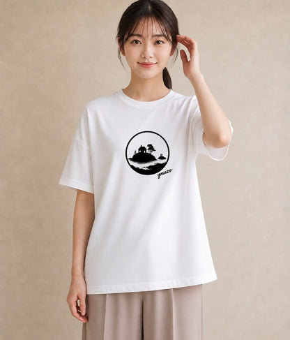 デザインTシャツ レディース 湖畔の小屋 湖 小屋 ナチュラル アンティーク イラスト モード 散歩 お出かけ 白T YMAZO