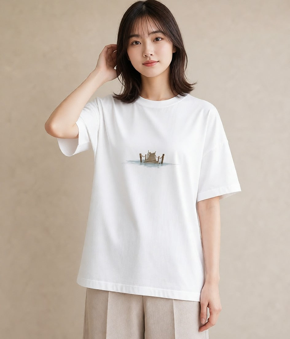 グラフィックTシャツ レディース 桟橋 水辺 波止場 ナチュラル アンティーク イラスト 韓国風 お出かけ 普段着 白T YMAZO