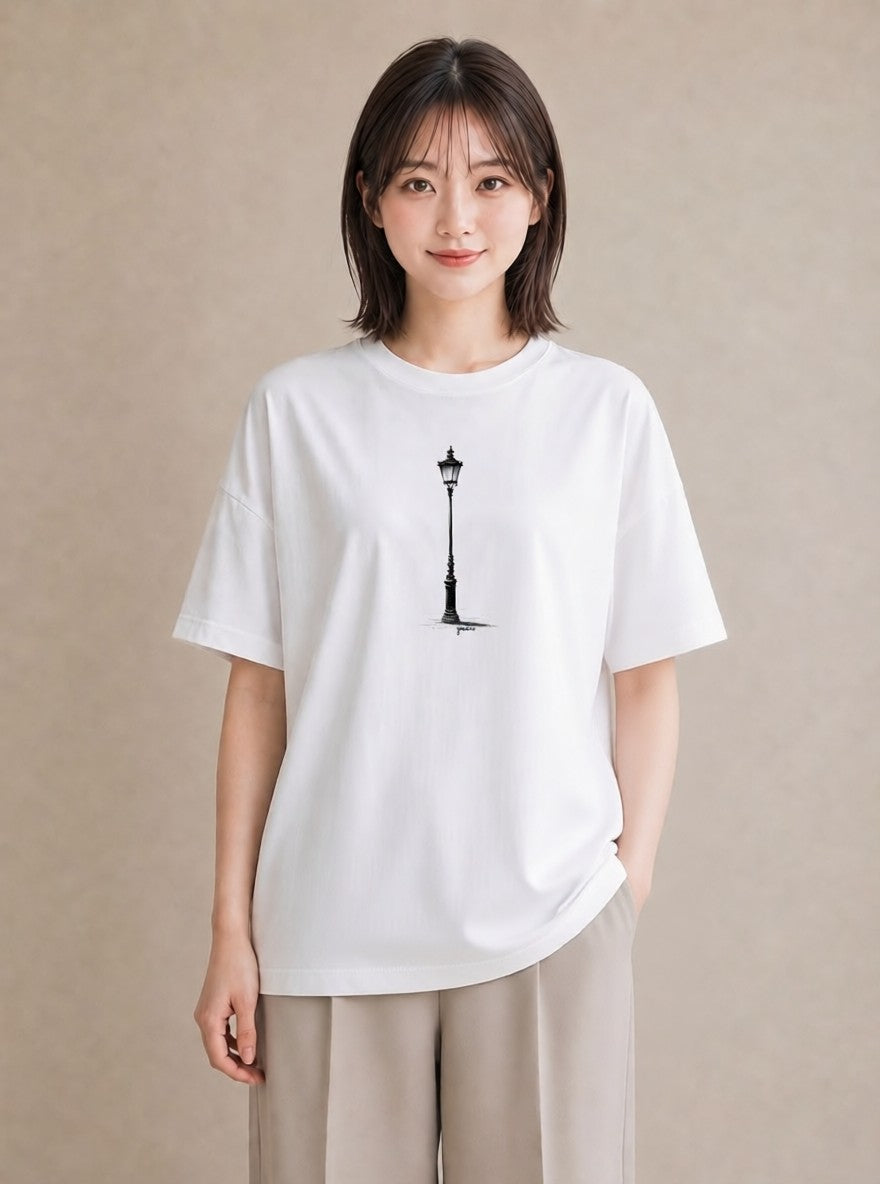 プリントTシャツ レディース 街灯 夜霧 夜 ナチュラル アンティーク イラスト ニュアンス 普段着 週末コーデ 白T YMAZO