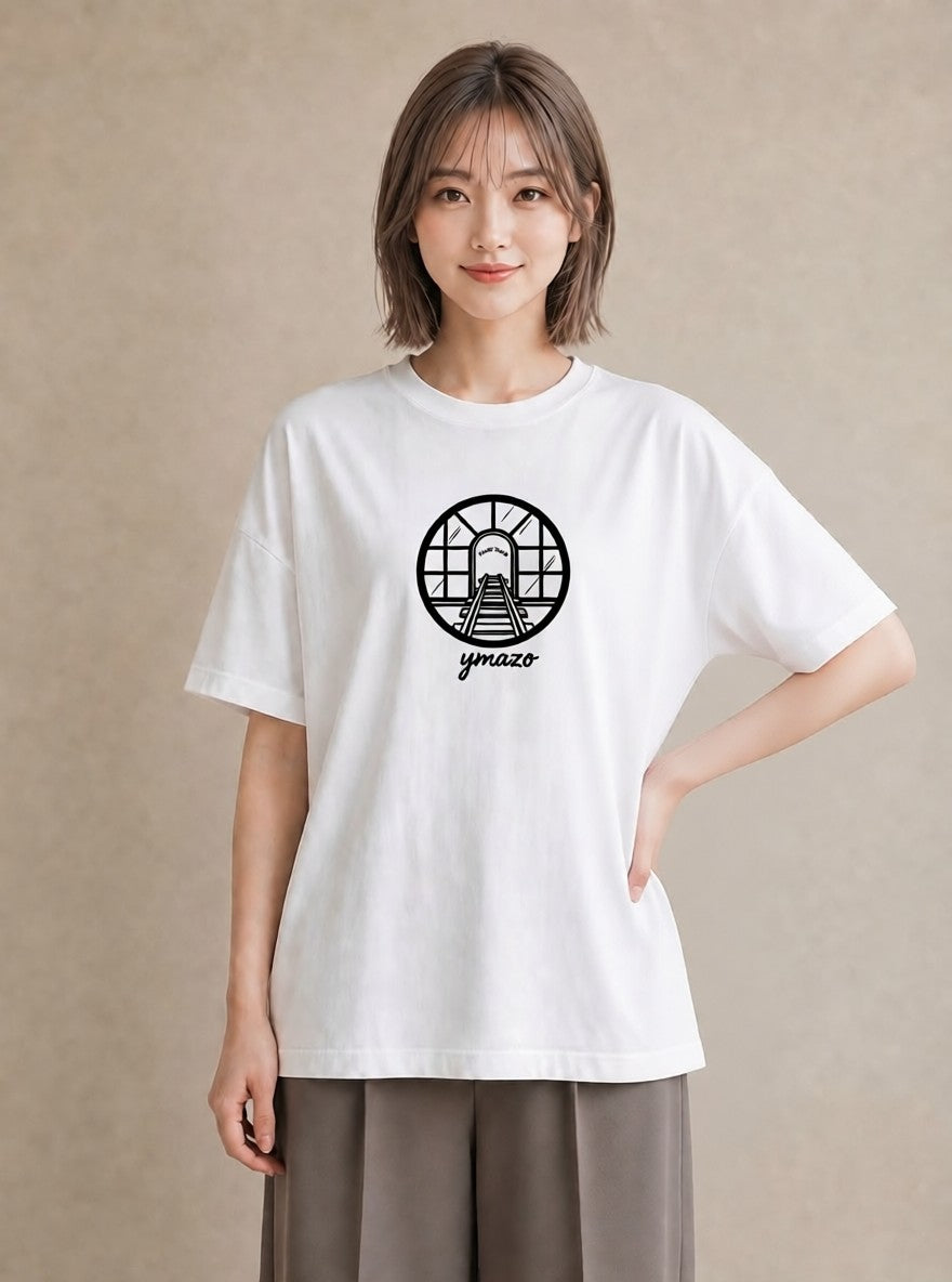 Tシャツ レディース 駅のホーム ローカル線 駅 ナチュラル アンティーク イラスト ゆるかわ 買い物 夏コーデ 白T YMAZO