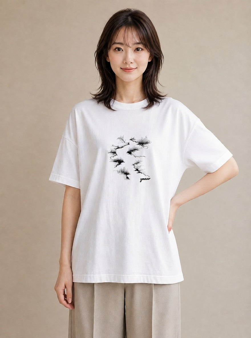 グラフィックTシャツ レディース 雨上がりの小道 雨上がり 小道 ナチュラル アンティーク イラスト 韓国風 休日 ペアコーデ 白T YMAZO