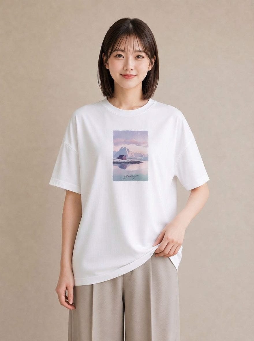 デザインTシャツ レディース 湖畔の小屋 湖 小屋 ナチュラル アンティーク イラスト ポップ 部屋着 女性向けギフト 白T YMAZO