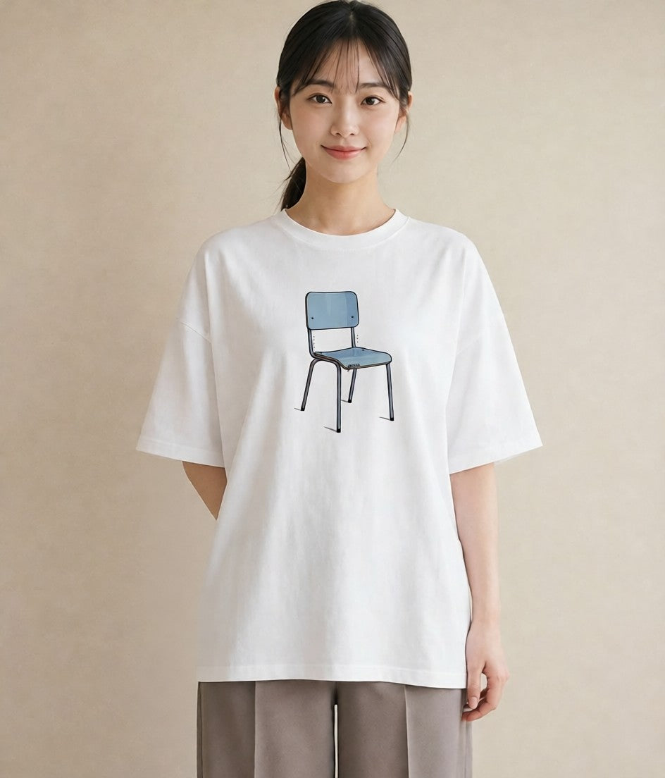 デザインTシャツ レディース 窓辺の椅子 窓辺 椅子 ナチュラル アンティーク イラスト レトロ デイリーウェア 休日 白T YMAZO