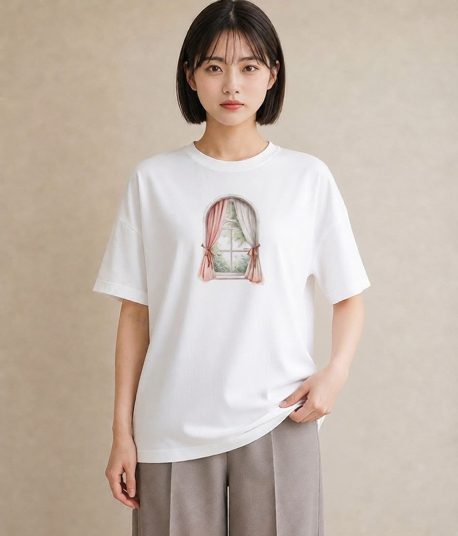 半袖Tシャツ レディース 窓辺の椅子 窓辺 椅子 ナチュラル アンティーク イラスト 旅行コーデ 自分用 ルームウェア 白T YMAZO