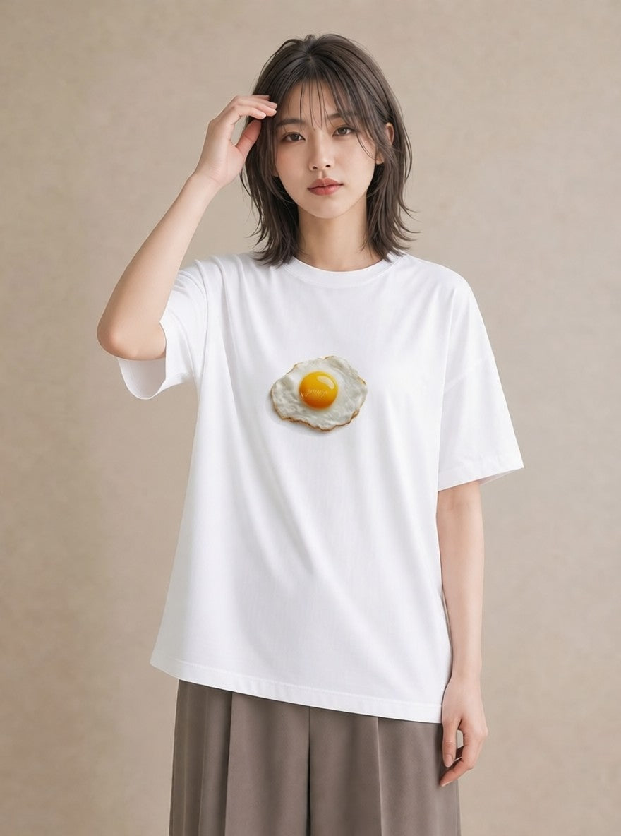 半袖Tシャツ レディース 目玉焼き 食べ物 フード イラスト 可愛い 公園 ママ 白T YMAZO