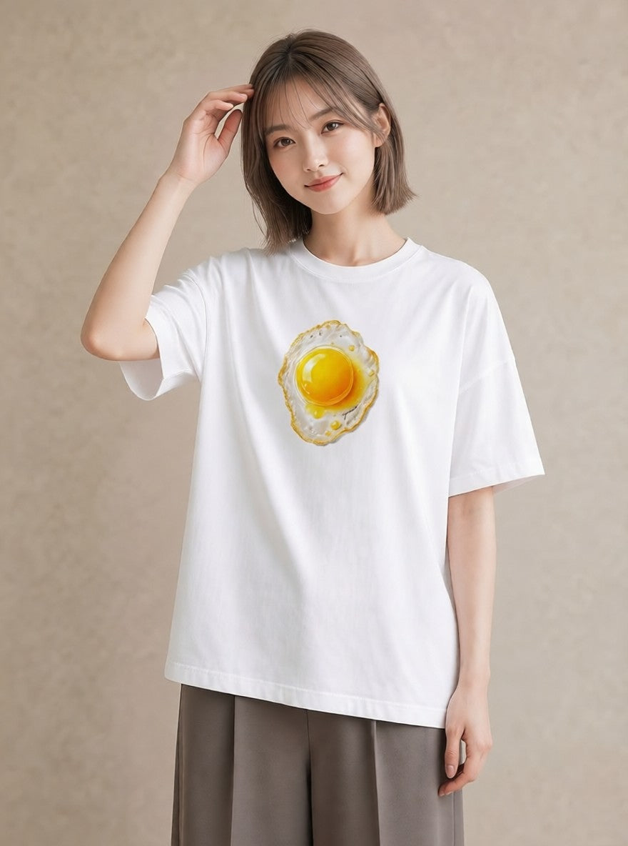 Tシャツ レディース 目玉焼き 食べ物 フード イラスト 線画 帰省 ラフ 白T YMAZO