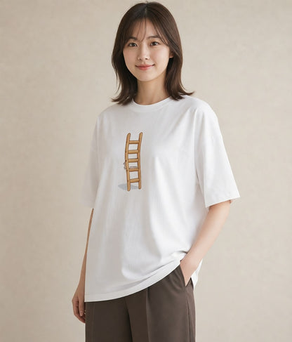 半袖Tシャツ レディース 窓辺の椅子 窓辺 椅子 ナチュラル アンティーク イラスト 抜け感 カジュアルコーデ 買い物 白T YMAZO