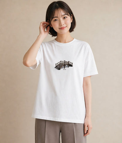 デザインTシャツ レディース 小川 橋 せせらぎ ナチュラル アンティーク イラスト レトロ 公園 ママ 白T YMAZO