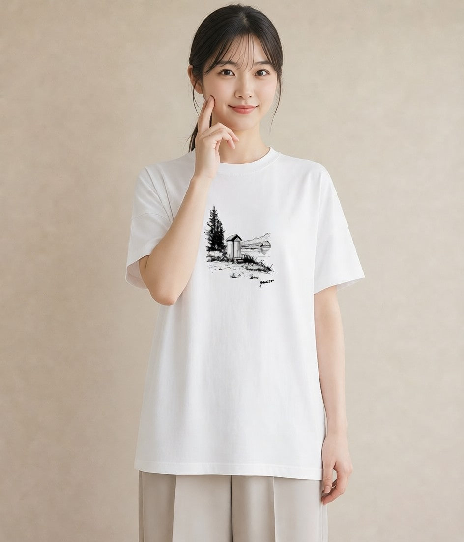 グラフィックTシャツ レディース 湖畔の小屋 湖 小屋 ナチュラル アンティーク イラスト 手描き風 秋コーデ おしゃれギフト 白T YMAZO