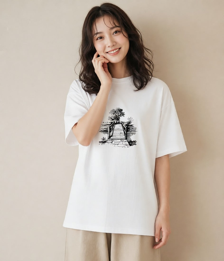 グラフィックTシャツ レディース 小川 橋 せせらぎ ナチュラル アンティーク イラスト ミニマル 誕生日プレゼント 綿100 白T YMAZO