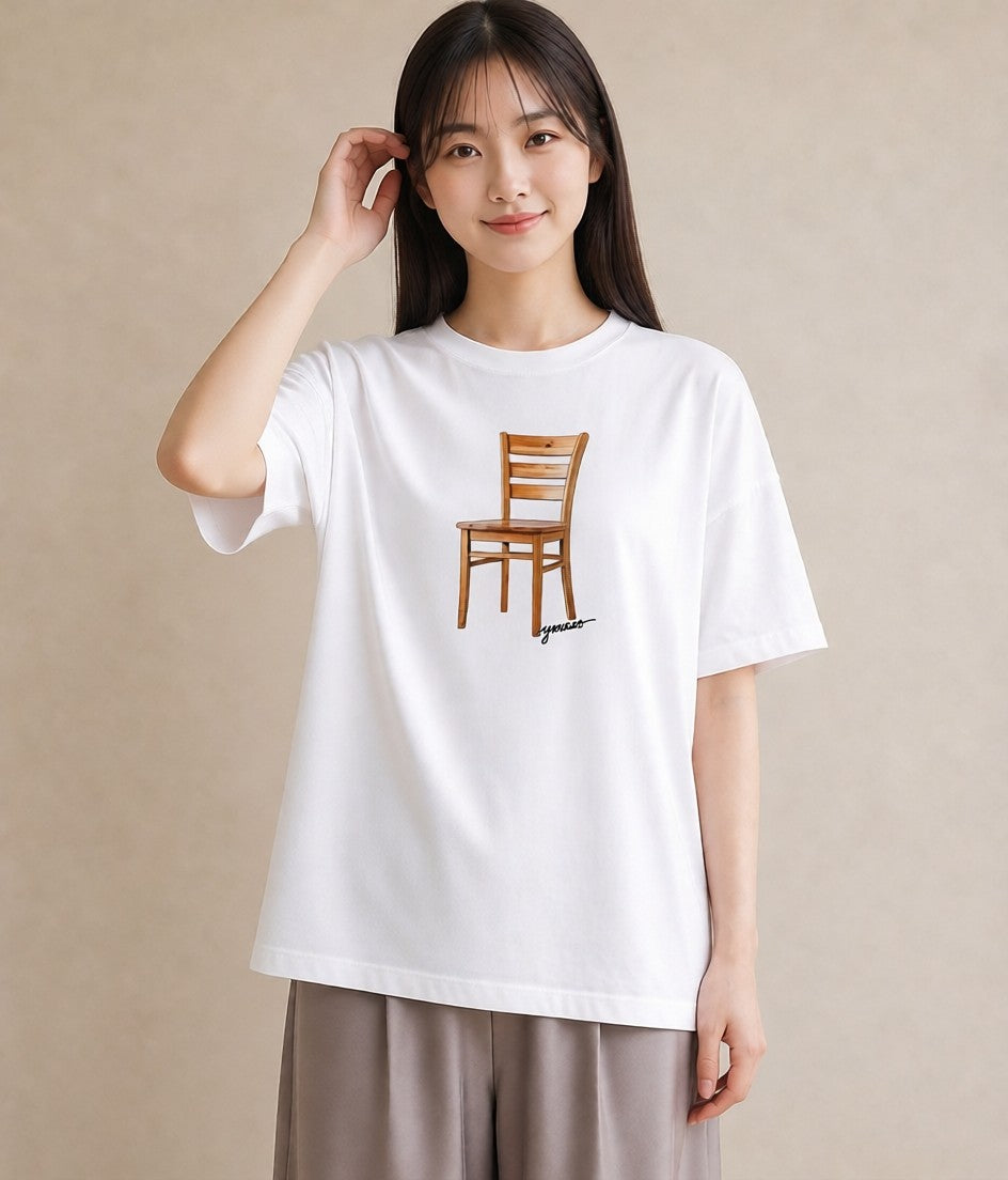 半袖Tシャツ レディース 窓辺の椅子 窓辺 椅子 ナチュラル アンティーク イラスト きれいめ 休日 ペアコーデ 白T YMAZO