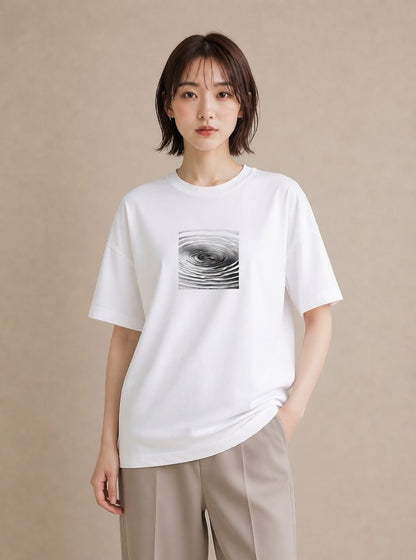 グラフィックTシャツ レディース 雨上がりの小道 雨上がり 小道 ナチュラル アンティーク イラスト アート風 帰省 ラフ 白T YMAZO
