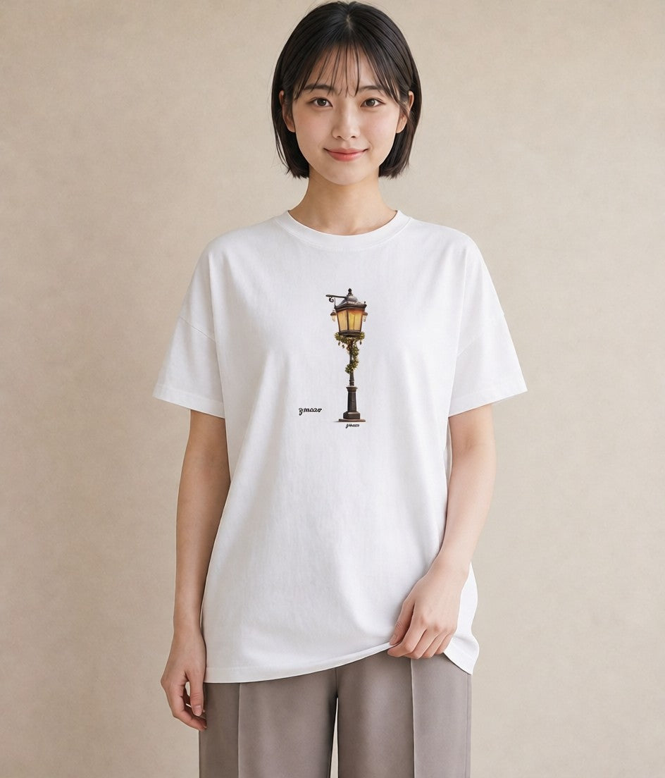 デザインTシャツ レディース 街灯 夜霧 夜 ナチュラル アンティーク イラスト ヴィンテージ風 部屋着 女性向けギフト 白T YMAZO