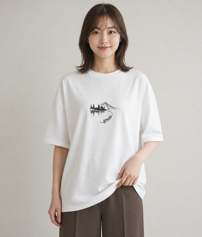 Tシャツ レディース 湖畔の小屋 湖 小屋 ナチュラル アンティーク イラスト 旅行コーデ ペアコーデ 秋コーデ 白T YMAZO