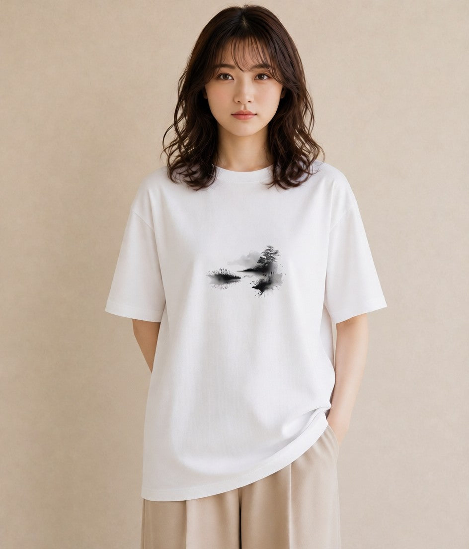 グラフィックTシャツ レディース 湖畔の小屋 湖 小屋 ナチュラル アンティーク イラスト ポップ ママ カフェ服 白T YMAZO