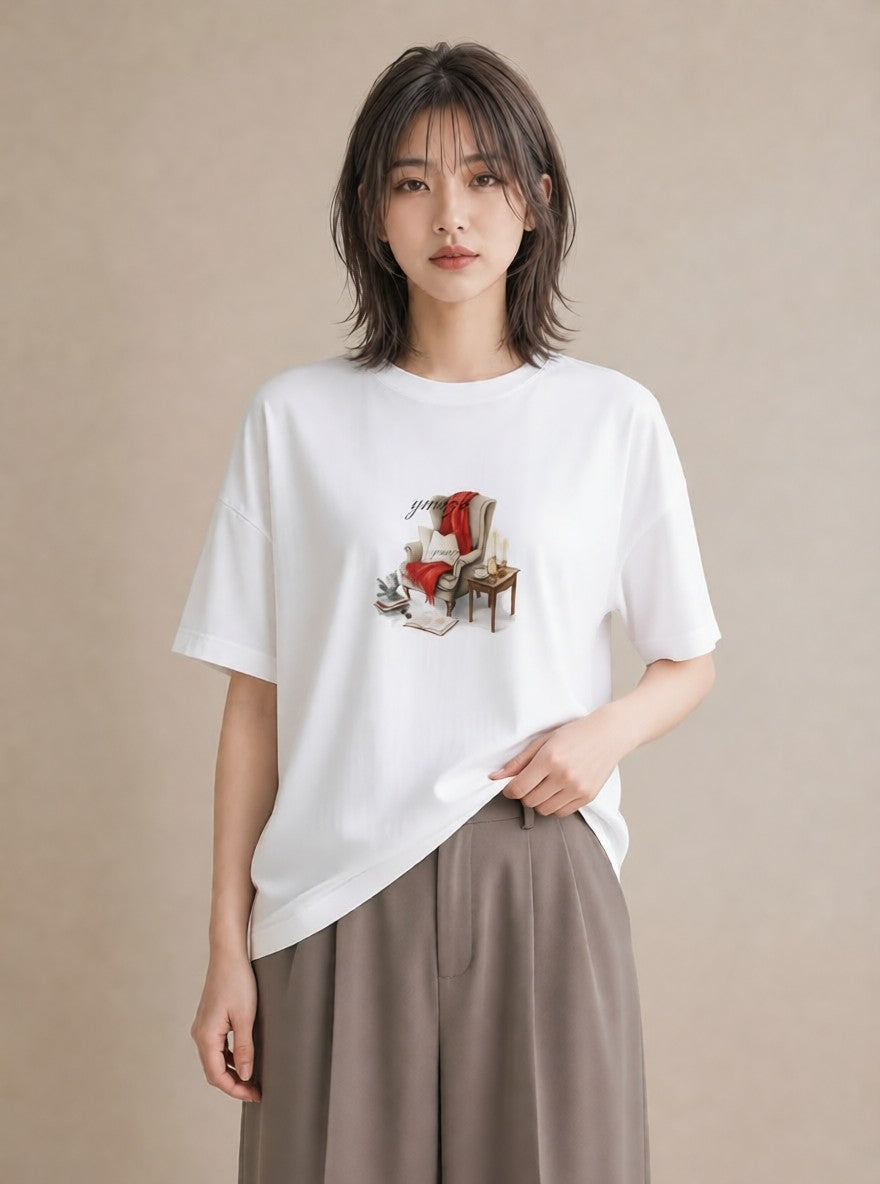 デザインTシャツ レディース 窓辺の椅子 窓辺 椅子 ナチュラル アンティーク イラスト お洒落 自分用 ルームウェア 白T YMAZO