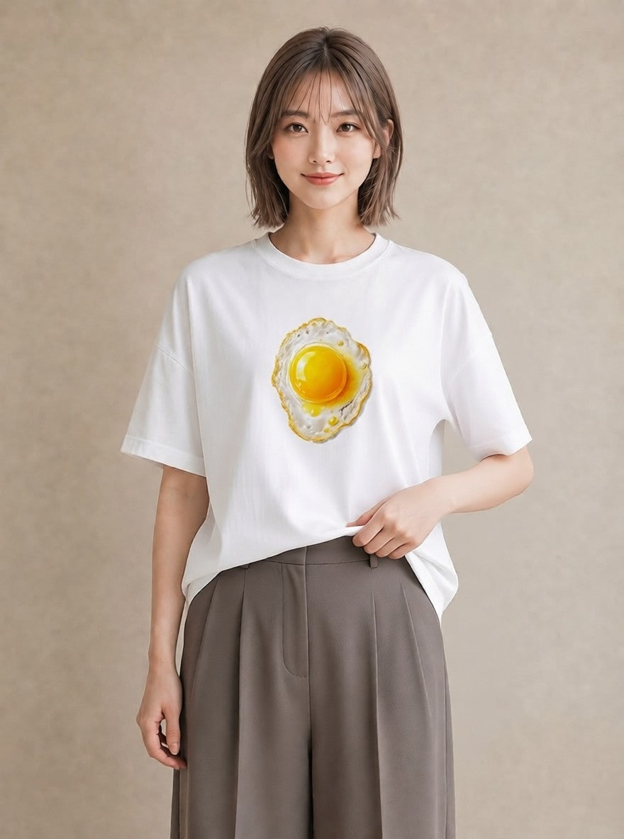 Tシャツ レディース 目玉焼き 食べ物 フード イラスト 線画 帰省 ラフ 白T YMAZO