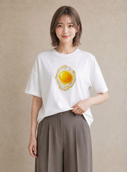 Tシャツ レディース 目玉焼き 食べ物 フード イラスト 線画 帰省 ラフ 白T YMAZO