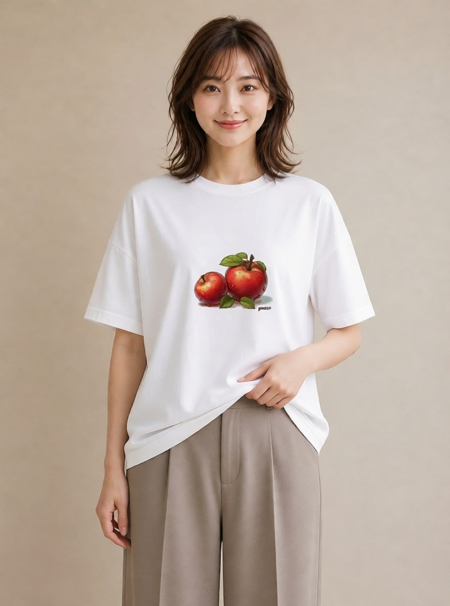 グラフィックTシャツ レディース りんご 林檎 アップル 食べ物 フード イラスト ナチュラル 休日 ペアコーデ 白T YMAZO