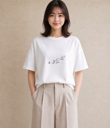 デザインTシャツ レディース 雨上がりの小道 雨上がり 小道 ナチュラル アンティーク イラスト 普段使い 公園 ママ 白T YMAZO