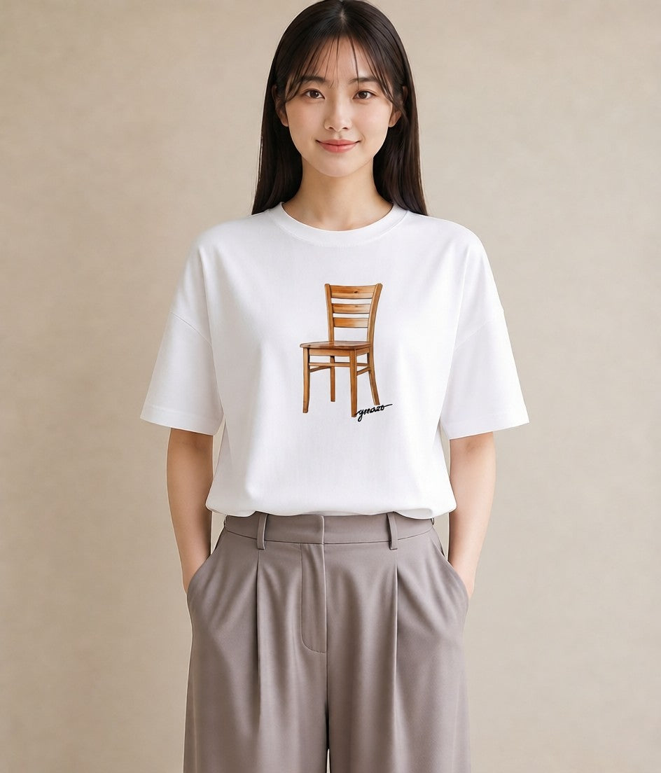 半袖Tシャツ レディース 窓辺の椅子 窓辺 椅子 ナチュラル アンティーク イラスト きれいめ 休日 ペアコーデ 白T YMAZO