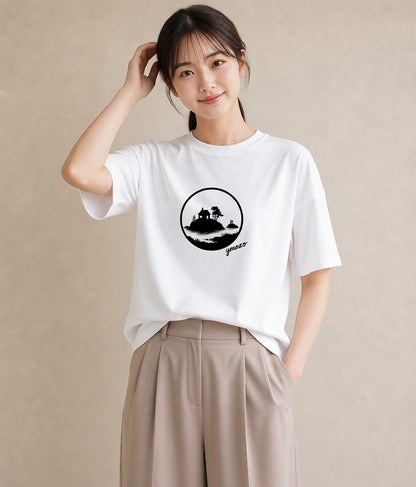 デザインTシャツ レディース 湖畔の小屋 湖 小屋 ナチュラル アンティーク イラスト モード 散歩 お出かけ 白T YMAZO