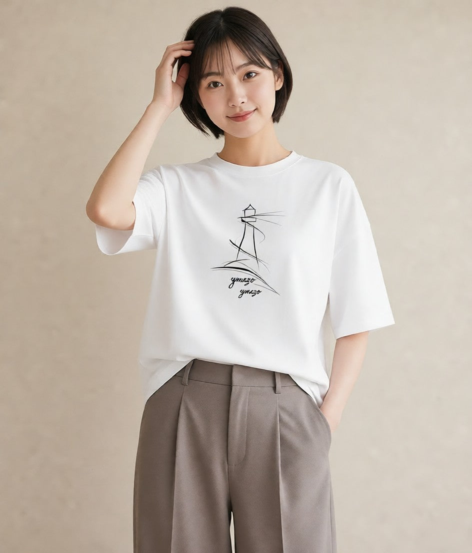 デザインTシャツ レディース 灯台 霧 海 ナチュラル アンティーク イラスト アート風 女性向けギフト 散歩 白T YMAZO