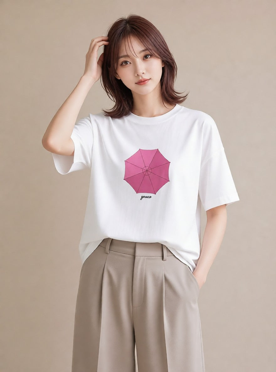 半袖Tシャツ レディース 傘 水たまり 雨 ナチュラル アンティーク イラスト 普段使い 買い物 夏コーデ 白T YMAZO