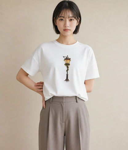 デザインTシャツ レディース 街灯 夜霧 夜 ナチュラル アンティーク イラスト ヴィンテージ風 部屋着 女性向けギフト 白T YMAZO