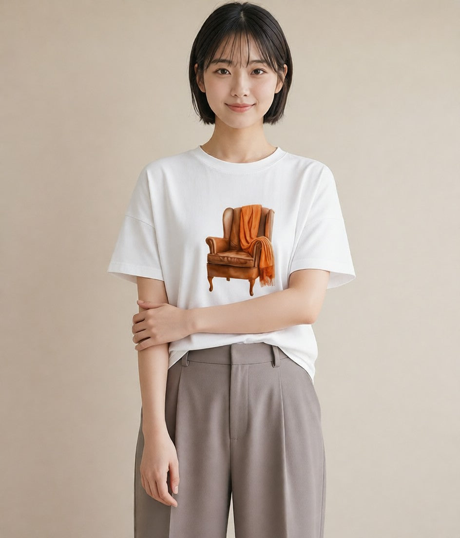 デザインTシャツ レディース 窓辺の椅子 窓辺 椅子 ナチュラル アンティーク イラスト 水彩風 普段着 週末コーデ 白T YMAZO