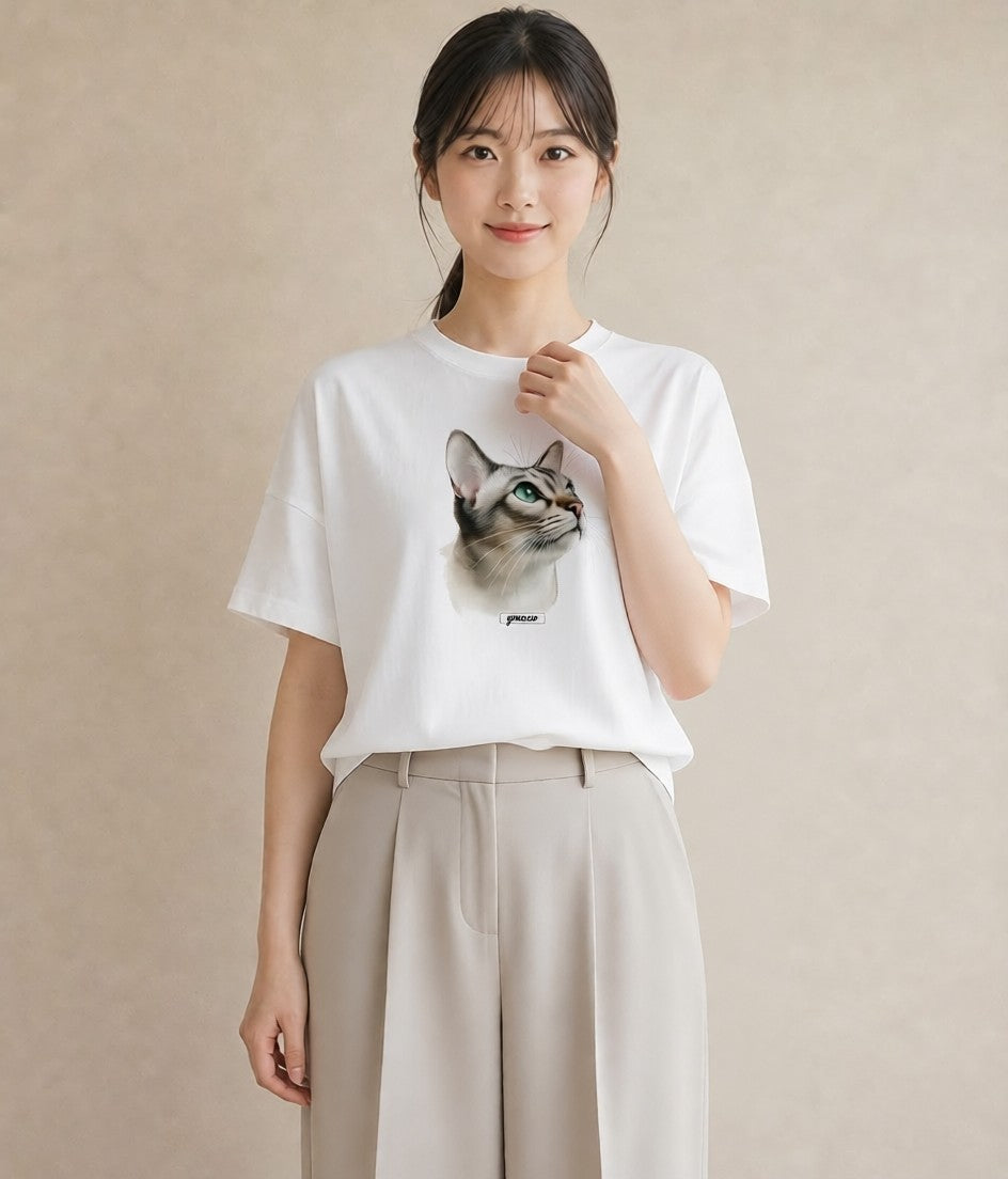 グラフィックTシャツ レディース ブリティッシュショートヘア 猫 ねこ イラスト フェミニン 海 カフェ巡り 白T YMAZO