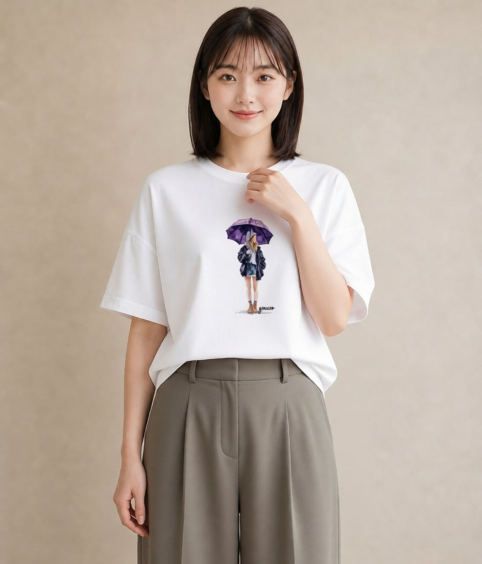 グラフィックTシャツ レディース 傘 水たまり 雨 ナチュラル アンティーク イラスト 手描き風 ママ カフェ服 白T YMAZO