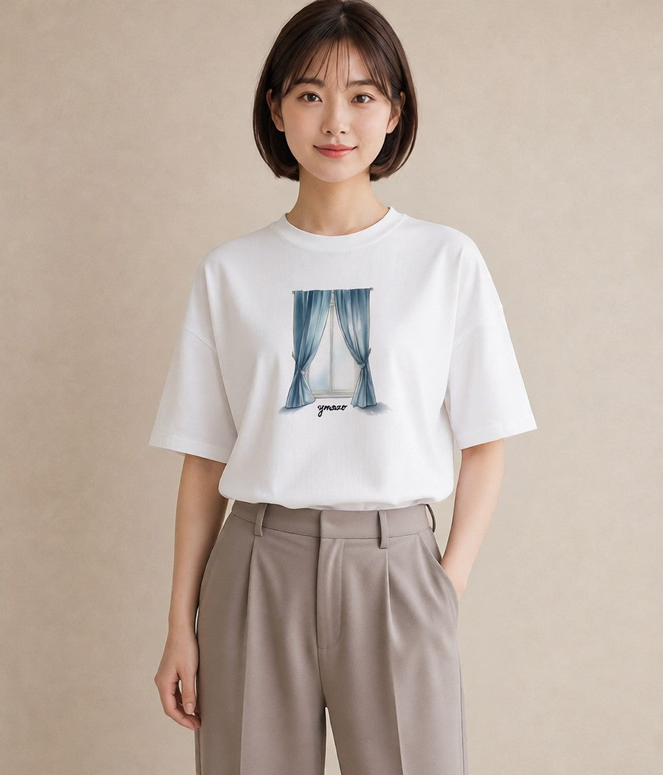 グラフィックTシャツ レディース 窓辺の椅子 窓辺 椅子 ナチュラル アンティーク イラスト 手描き風 部屋着 女性向けギフト 白T YMAZO