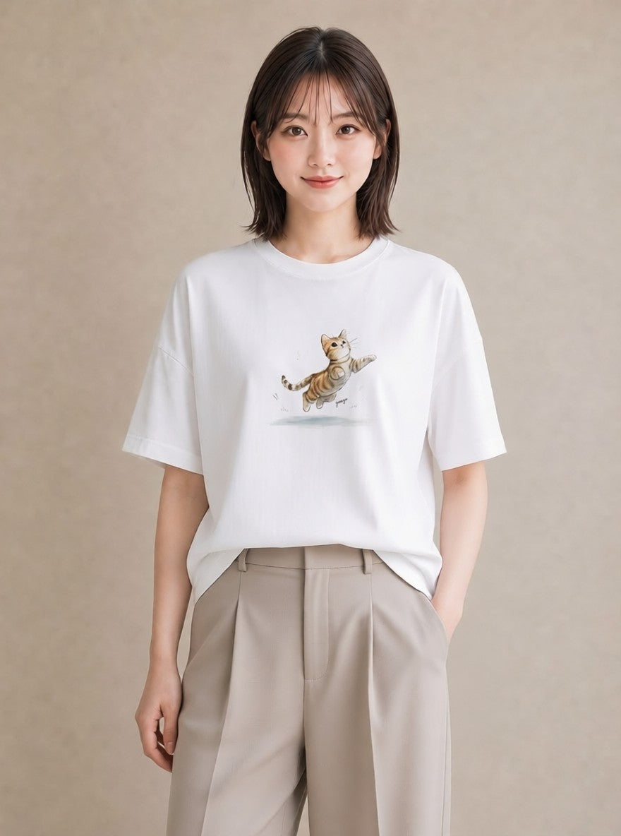 半袖Tシャツ レディース マンチカン 猫 ねこ イラスト きれいめ 公園 ママ 白T YMAZO